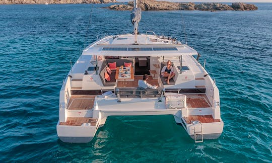 Luxury Catamaran Fountaine Pajot Isla 40