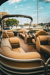 26’ Pontoon Lounge on the Potomac