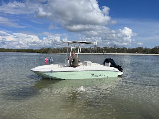 Console centrale Bayliner 2023 à Naples, en Floride