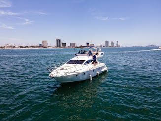 Iate de luxo Azimut 43 pés com capitão profissional