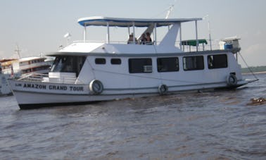 Passeio de barco em Manaus, Brasil