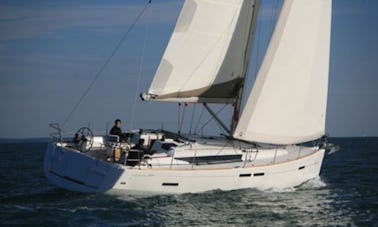 Boat Charter Oceanix Jeanneau 439 in Tuscany