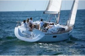 Tuscany Boat Charter Sun Odissey 42 Deak Salon