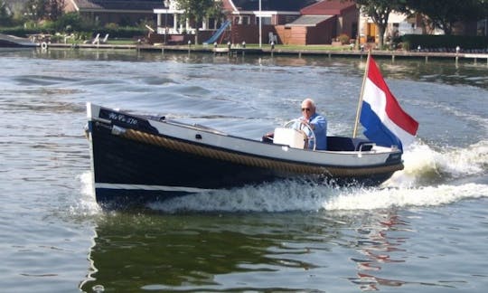 MotorSloop rental on the Kagerplassen and Leiden