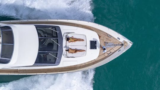 Nouveau méga-yacht Azimut de 78 pieds à moteur dans la marina de Miami Beach !