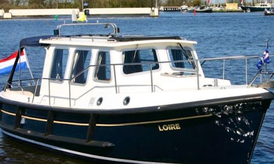 Kent 27 Motor Yacht Rental in Terherne