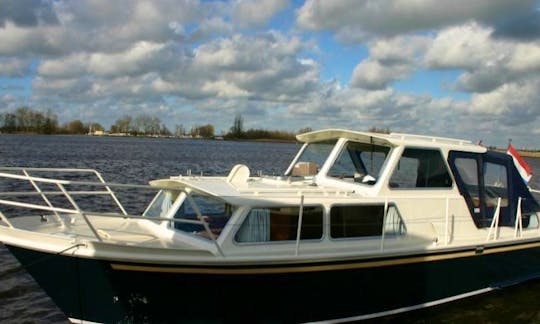 Tjeukemeer 900 Motor Yacht Rental in Terherne