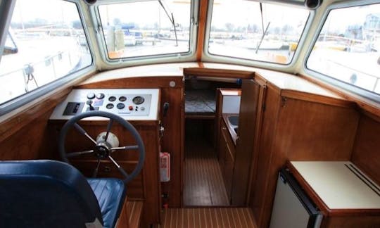 27' Tjeukemeer 900 Motor Yacht Rental in Friesland, Netherlands