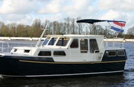 33' Motor Yacht Rental in Terherne