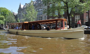 Location de bateaux privés sur le canal « Jean Schmitz » à Amsterdam, Pays-Bas