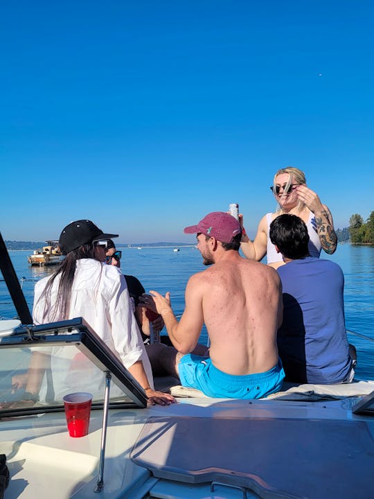 30' Regal Cruiser Boat. Full Cabin, Large Swim Deck @ Lake WA & Lake Union 
