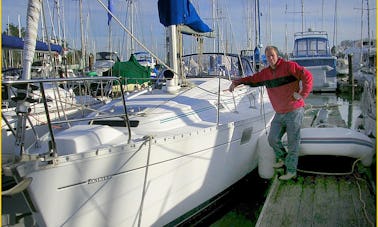 40ft Beneteau Oceanis Sailboat Charter in Victoria, British Columbia