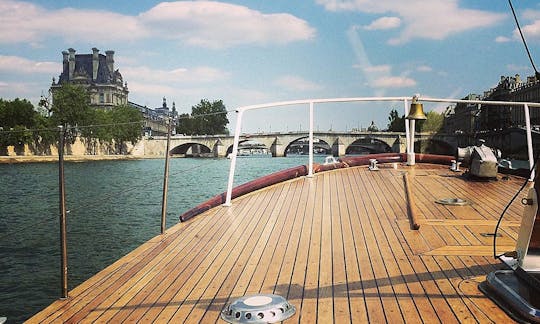 Cruising in the historic center of Paris