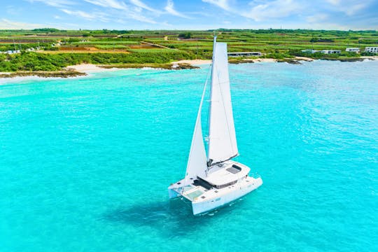 Lujoso crucero de un día en catamarán de 46 pies en Miyakojima: su escapada privada a una isla