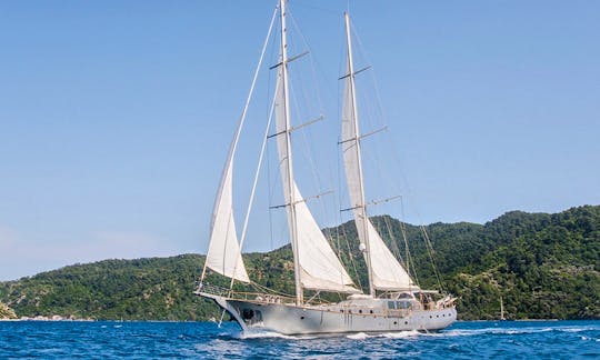 Charter 118' "Silver Moon"