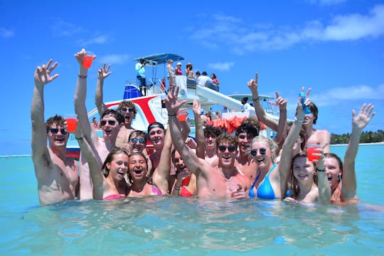 Bateau de fête réservé aux adultes avec boissons à volonté, tuba et banc de sable