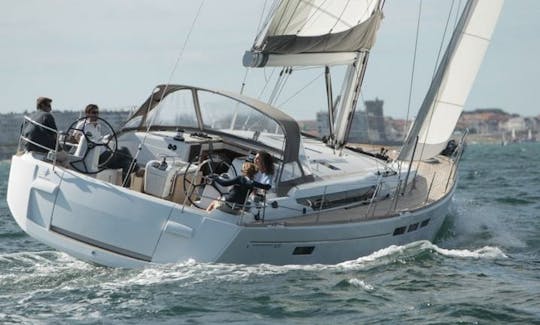 Navegue pelo Mediterrâneo no Sun Odyssey 519 Bareboat Charter saindo de Alimos, Grécia