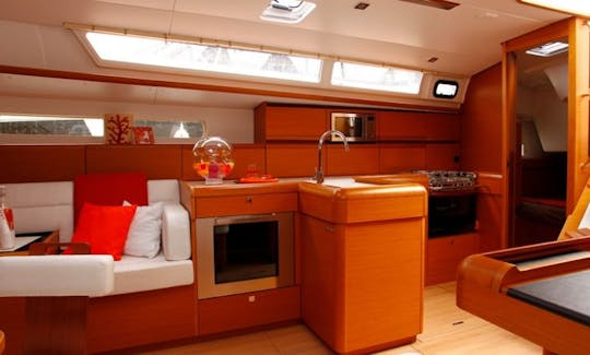 Navegue pelo Mediterrâneo no Sun Odyssey 519 Bareboat Charter saindo de Alimos, Grécia