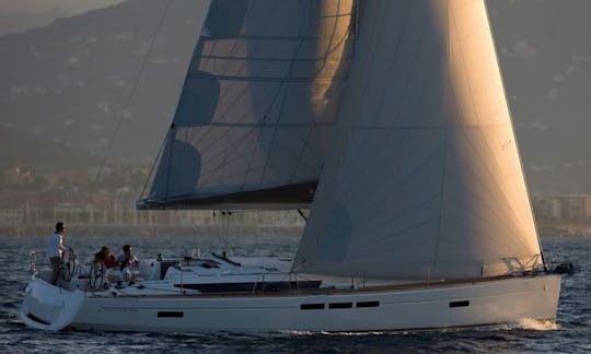 Navegue pelo Mediterrâneo no Sun Odyssey 519 Bareboat Charter saindo de Alimos, Grécia