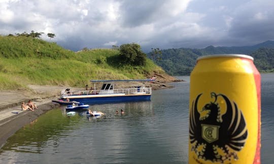 コスタリカのアレナル湖でのボートツアー