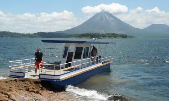 コスタリカのアレナル湖でのボートツアー