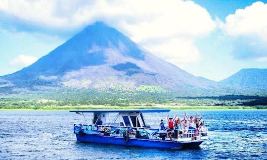 コスタリカのアレナル湖でのボートツアー