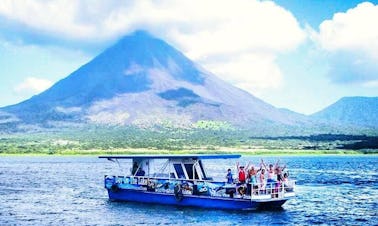 Paseos en barco por el lago Arenal la fortuna en Costa Rica