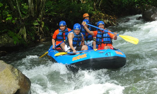 Rafting sur la rivière Telaga Waja en Indonésie