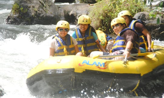 Rafting sur la rivière Telaga Waja en Indonésie