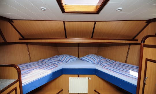 Thanks to the well-planned accommodation you have six comfortable cabins with 2 single berths each at your disposal.