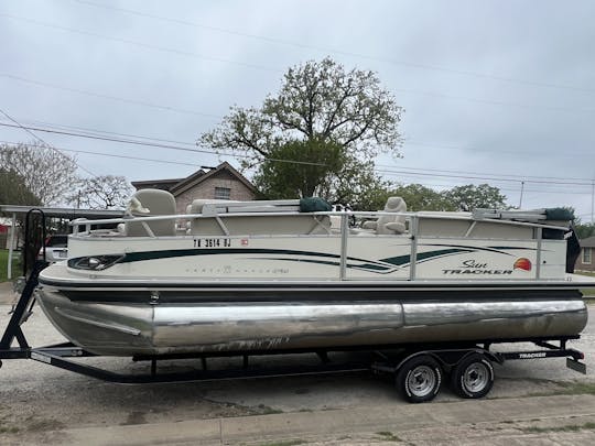 24ft Sun Tracker Pontoon – Party & Fish in Style