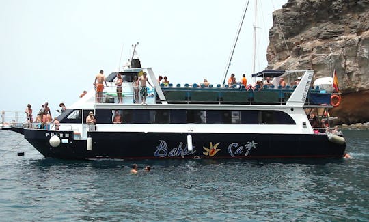 カナリア諸島、タラハリーリョでの110人乗りのセーリングカタマランでのダイビングツアー