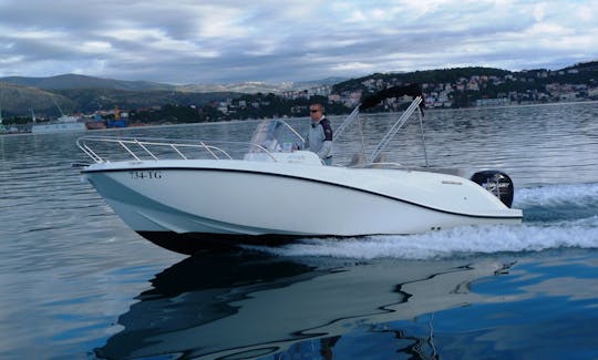 Alquiler croata de un yate a motor de 22' en Trogir, Croacia