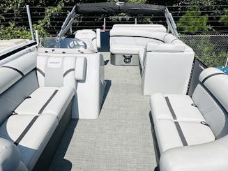 Aluguel de barco aprovado em Lake Norman com o novo 2024 Crest Pontoon!