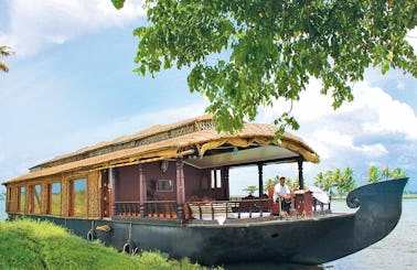 Enjoy a vacation on beautiful Houseboat in Kerala, India