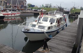 Motor Yacht Charter with Captain in South Holland