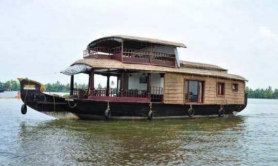 Stay & Cruise 1 bedroom houseboat Charter in Alappuzha