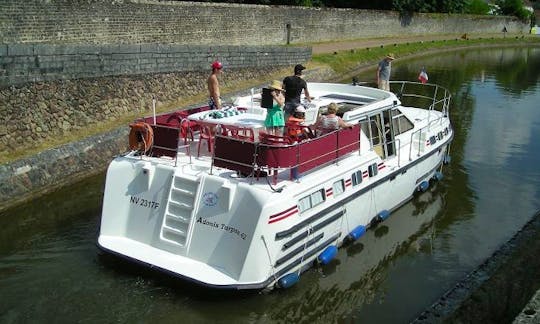 ADONIS TARPON 42 Riverboat in Baye on the Canal du Nivernais in Burgundy