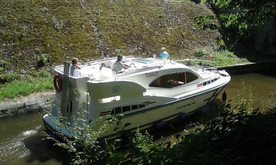 Bateau fluvial Phenix 34' à Baye sur le Canal du Nivernais en Bourgogne