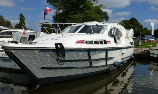 Bateau fluvial Phenix 34' à Baye sur le Canal du Nivernais en Bourgogne