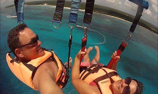 Parachute ascensionnel et balades en bateau banane à Roatán, au Honduras