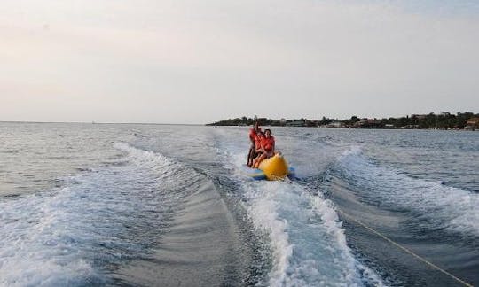 Parachute ascensionnel et balades en bateau banane à Roatán, au Honduras