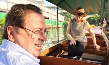 Aventure sur le canal d'un petit bateau en teck à Bangkok