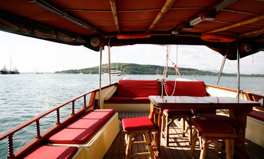 Barco Suwan Macha em Phuket, Tailândia