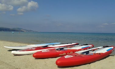 Alquiler de tablas de surf de remo en la playa de Alykes, Zakynthos