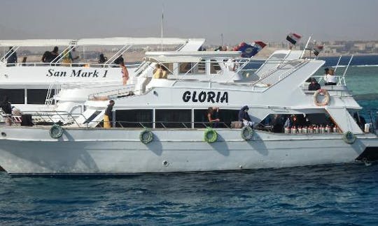 Viaje de esnórquel en un yate a motor desde Sharm El Sheikh