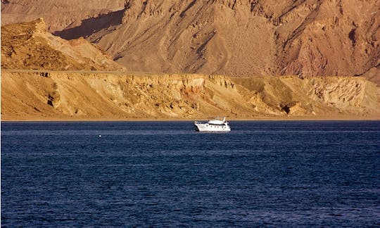 Viaje de esnórquel en un yate a motor desde Sharm El Sheikh