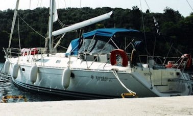 Naviguez dans ce monocoque de croisière Jeanneau 45 pour 8 personnes avec 4 cabines doubles en Grèce