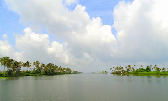 Explore the water in Style: Exclusive Houseboat Adventure in Alleppey, Kerala!