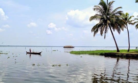 Explore the water in Style: Exclusive Houseboat Adventure in Alleppey, Kerala!